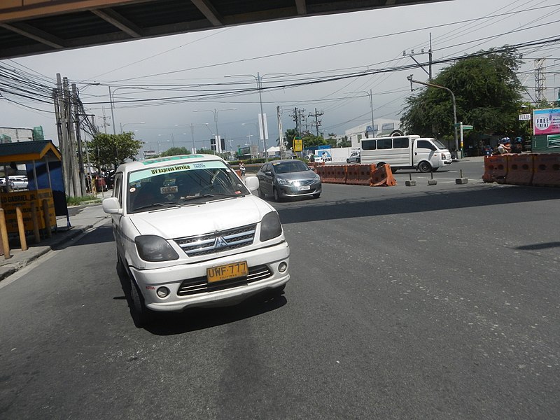 File:2307NAIA Road School Footbridge Parañaque City 16.jpg