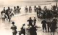 Le 24 mai 1935, les gardians accueillent les Saintes et Sara pour le bain de mer