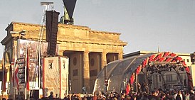 Celebrando el Día de la Unidad Alemana en la Puerta de Brandenburgo en Berlín.  2004