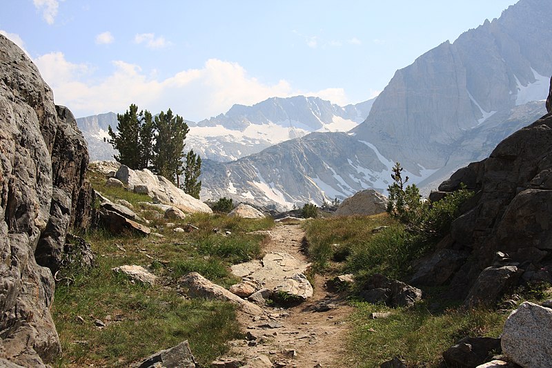 File:Above Saddlebag Lake path to glacier.jpg