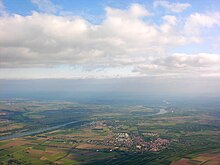 Luftaufnahme, Bodenheim im Vordergrund, die Nachbargemeinde Nackenheim dahinter direkt am Rhein