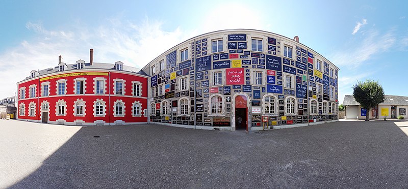 File:Agglopolys - L’école d’art de Blois - Mur des mots - panoramio.jpg