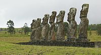 Gruppo di moai spostati dalla loro posizione originaria