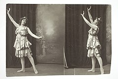 Aina Niska undervisar i dans; Apolloteatern (original) (slsa1219 1 (1), SLS).jpg