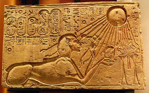 Где поклонялись богу ра. Атон Бог древнего Египта. Эхнатон в образе сфинкса поклоняется Атону.. Эхнатон рельеф Египет. Эхнатон Бог это в древнем Египте.