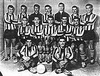 Al-Athori SC dengan tahun 1960-Irak Juara Piala FA trophy.jpg