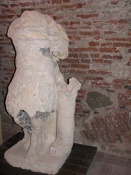 File:Alba Carolina Fortress 2011 - Original Statues-3.jpg