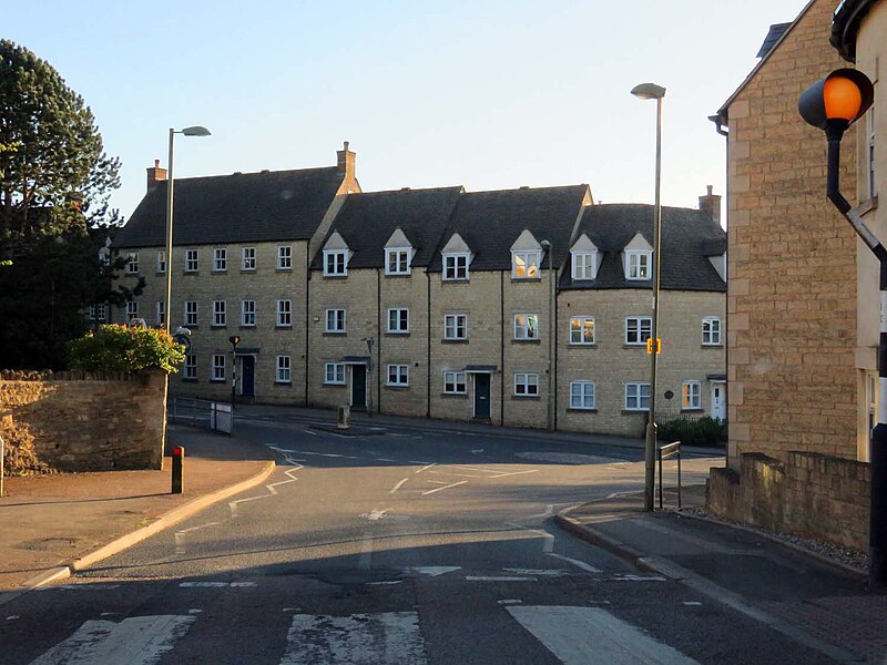 File:Albion Street runs down to Burford Road - geograph.org.uk - 5360674.jpg