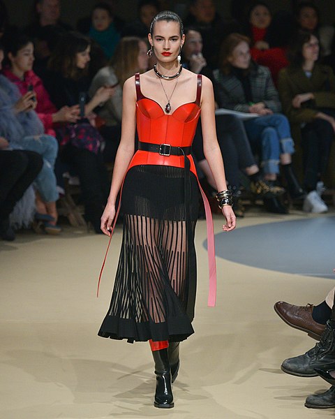 File:Alexander McQueen Fall Winter 2018 (50999673713).jpg