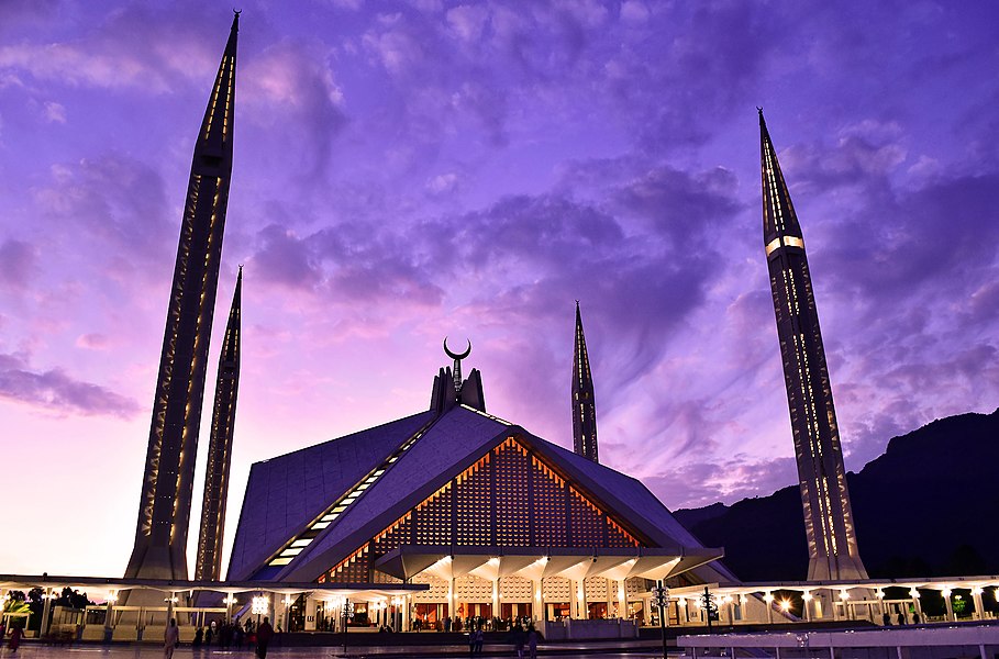 Shah Faisal Mosque, photo by Alimujtaba79, taken with a Nikon D3300