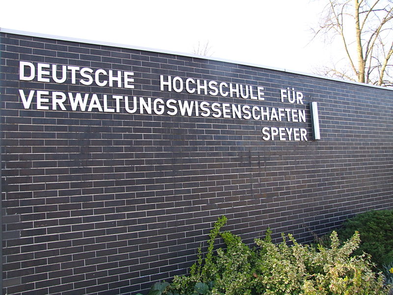 File:Alter Name DHV Speyer an der Scherwand vorm Haupteingang.JPG