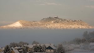 23. Platz: Erikottodamm Neu! mit Blick aus (süd)östlicher Richtung zum Ortskern von Amöneburg und zum am Hang gelegenen Naturschutzgebiet „Amöneburg“ (NSG 1534001). Der Basaltkegel von Amöneburg erhebt sich über die Nebelbank, von der Sonne beschienen, eine Insel für Kultur und Natur.