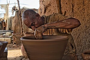 Ein Töpfer in Omdurman bei der Arbeit