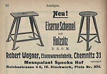 Здесь вы можете увидеть одно из первых изображений табуретки Rowac.  В 1909 году он впервые был выставлен на Лейпцигской ярмарке.  На дисплее отображается «Новинка!  Табурет железный с деревянным сиденьем ДРГМ "