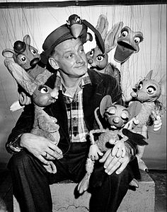 Den amerikanske skuespiller Art Carney i et dukketeater, 1958