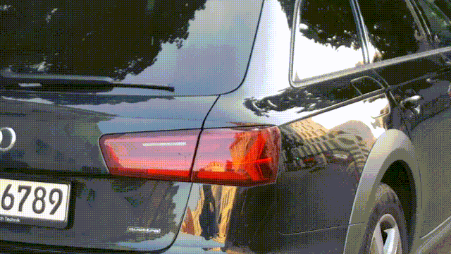 Männlicher Dieb, Der Durch Fenster Durch Eine Manuelle Lenkradsperre Im  Auto Schaut Stockbild - Bild von analog, auto: 246115877