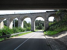 Über die Bundesstraße 466 führen zwischen Ober- und Unterwurmbach eine Auto- und eine Eisenbahnbrücke