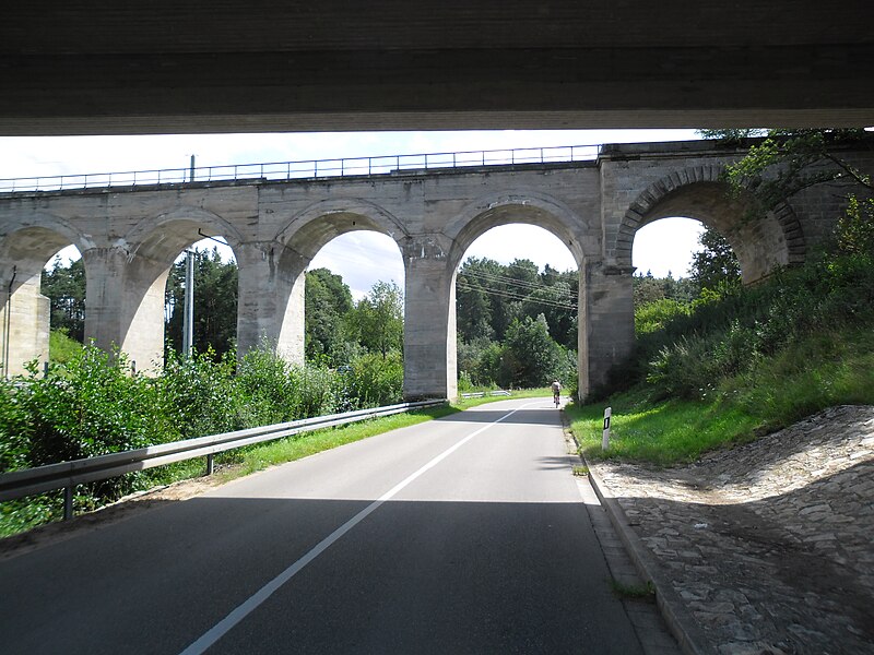 File:Auto- und Eisenbahnbrücke über die B466 bei Gunzenhausen.JPG