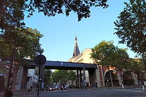 Avenue Ledru Rollin à l'angle de l'avenue Daumesnil, avec le pont de la Coulée Verte. Le clocher de l'église Saint Antoine est visible.