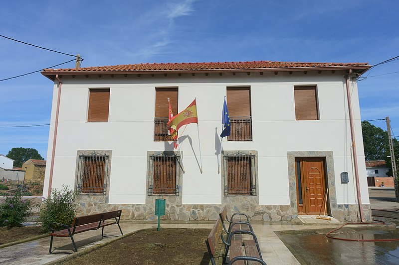 File:Ayuntamiento de Pedrosa de la Vega.jpg