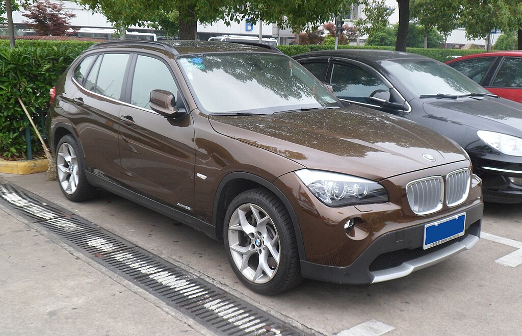 File:BMW X1 (E84, Facelift) – Frontansicht, 2. September 2012,  Düsseldorf.jpg - Wikimedia Commons