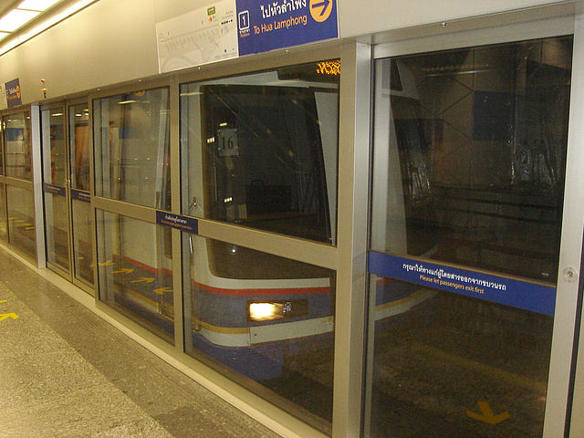 Platform screen door at all stations