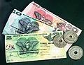 Bancnote de 2, 10, 20 kina şi monede metalice de 1 kina