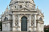 Базилика Санта-Мария-делла-Салюте. Центральный портал