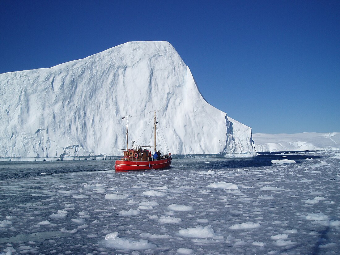 File:Bat og isfjell pa Gronland.jpg