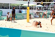 Deutsch: Beachvolleyball bei den Olympischen Jugendspielen 2018; Tag 9, 15. Oktober 2018; Mädchen, Viertelfinale: USA-Spanien 2–1 (21–19/17–21/15–9) English: Beach volleyball at the 2018 Summer Youth Olympics at 15 October 2018 – Girls Quarterfinals: USA-Spain 2–1 (21–19/17–21/15–9)