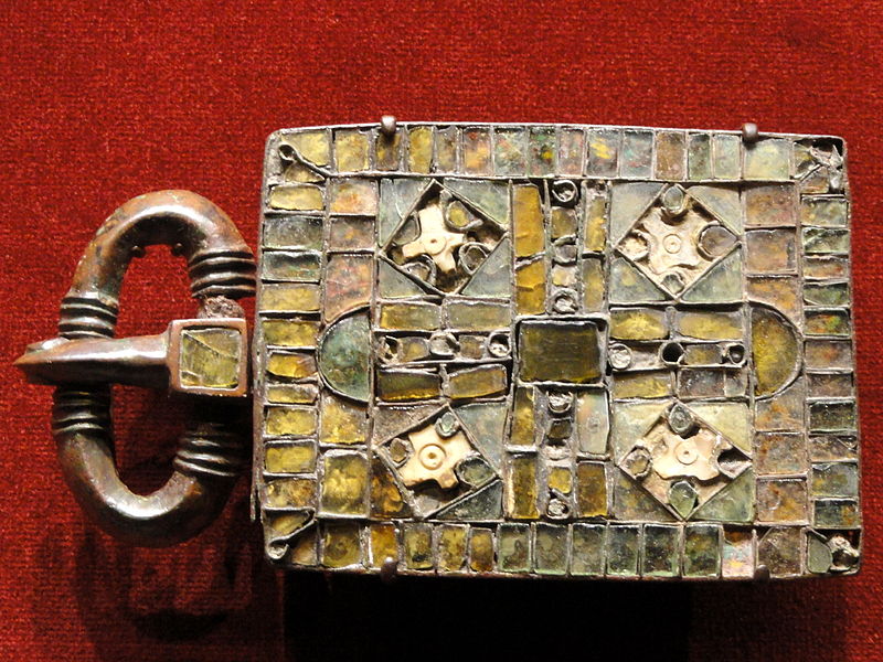 Bestand:Belt Buckle, about 520-560 AD, Visigothic, Spain, bronze with garnets, glass, mother of pearl, gold foil - Cleveland Museum of Art - DSC08475.JPG