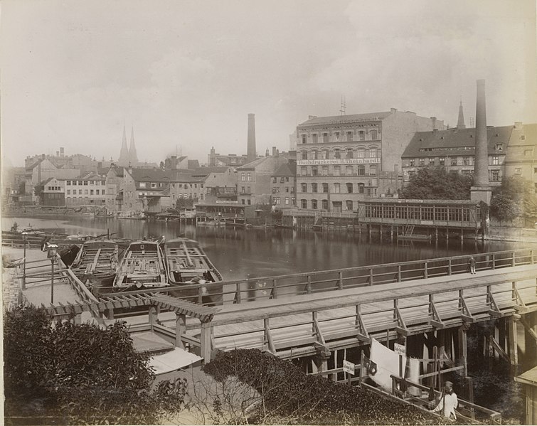 File:Berlin, Stralauer Straße Spreeseite mit Waisenbrücke.jpg