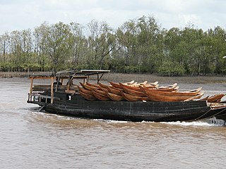 Thuyền chở thuyền nhỏ đi bán trên sông Mekong