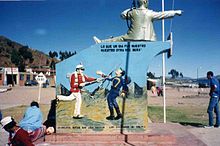 Eduardo Abaroa's statue pointing to the sea. The mural reads: "What once was ours, will be ours once again" and "Hold on rotos [Chileans], because here come the Colorados of Bolivia." BoliviaChile.jpg