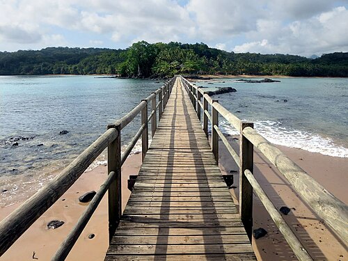 Bro som förbinder öarna Bombom och Principe