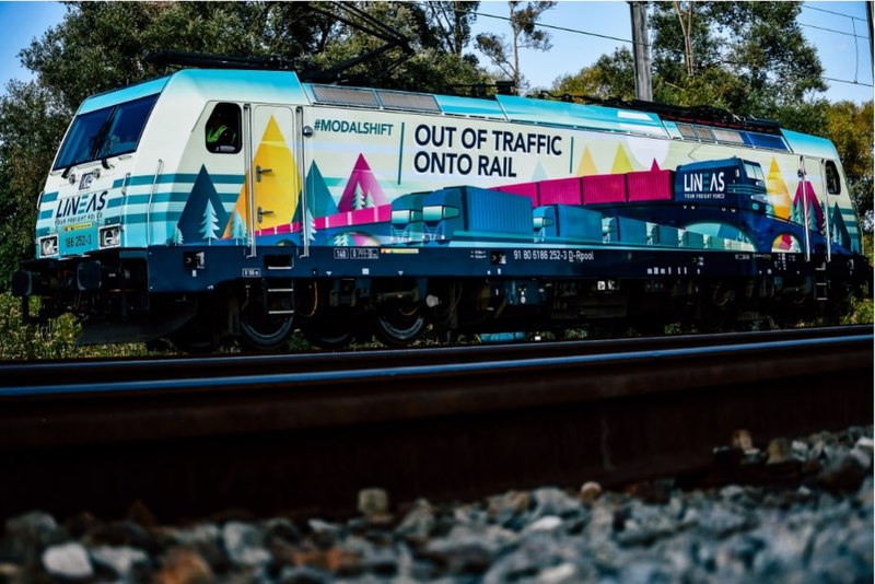 File:Bombardier Electric Traxx 29 locomotive with modal shift livery in Port of Antwerp.jpg