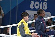 Deutsch: Boxen bei den Olympischen Jugendspielen 2018 Tag 12, 18. Oktober 2018 - Medaillenzeremonie im Leichtgewicht der Mädchen - Gold: Caroline Sara DuBois (Großbritannien), Silber: Porntip Buapa (Thailand), Bronze: Oriana Saputo (Argentinien); Medaillenübergabe durch Habu Gumel (IOC, Nigeria), Geschenkübergabe durch Raymond Silvas (USA, AIBA). English: Boxing at the 2018 Summer Youth Olympics on 18 October 2018 – Girl's Lightweight Medal Ceremony - Gold: Caroline Sara DuBois (Great Britain), Silver: Porntip Buapa (Thailand), Bronze: Oriana Saputo (Argentina); Medal handover by Habu Gumel (IOC, Nigeria), Gift presented by Raymond Silvas (USA, AIBA). Español: Boxeo en los Juegos Olímpicos Juveniles de Verano de 2018 en 18 de octubre de 2018 - Ceremonia de la Medalla de peso ligero para niñas - Oro: Caroline Sara DuBois (Gran Bretaña), Plata: Porntip Buapa (Thailand), Bronce: Oriana Saputo (Argentina); Entrega de medallas por Habu Gumel (COI, Nigeria), Regalo presentado por Raymond Silvas (EE. UU., AIBA).