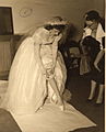 Een bruid bereidt zich voor om de kouseband te gooien