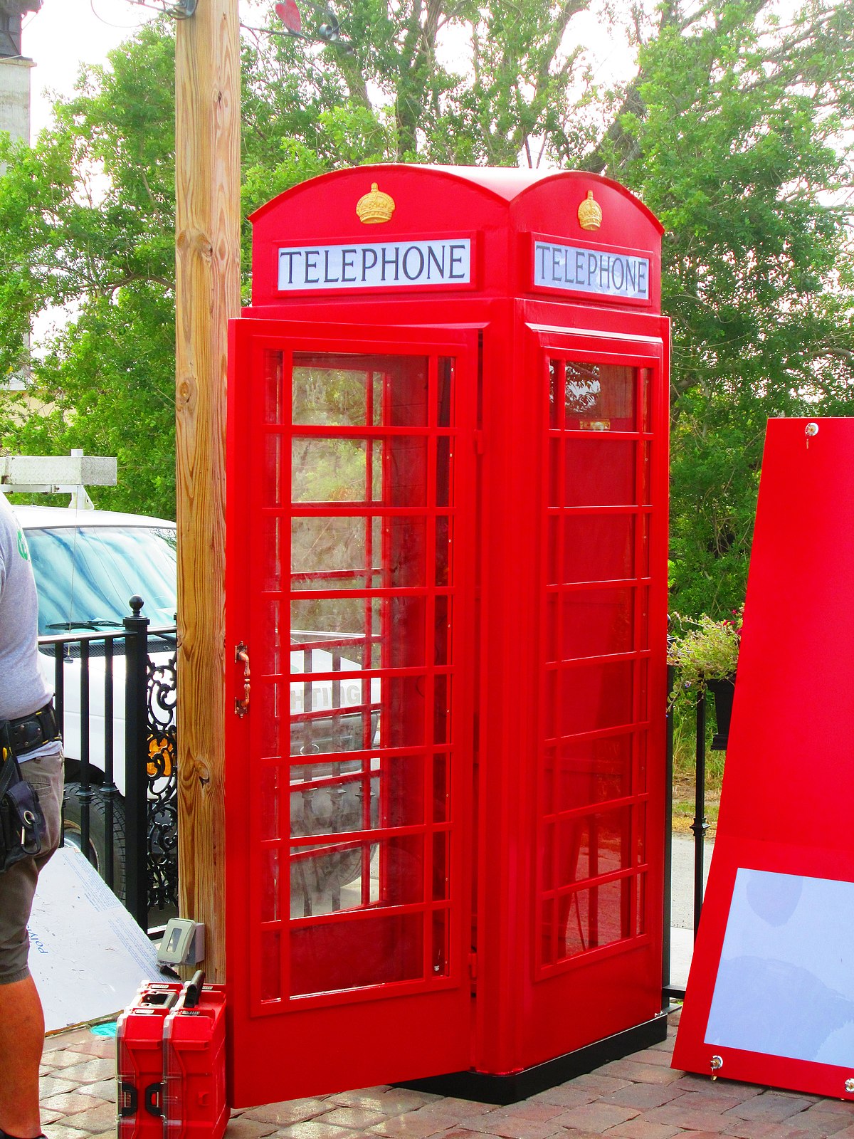 PHONE BOOTH definition in American English