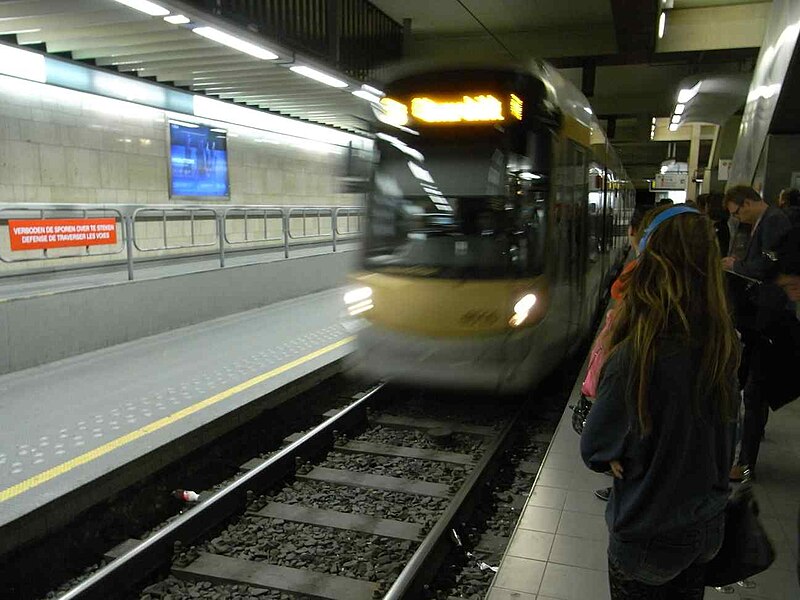 File:Brussels tram in the rush hour.jpg