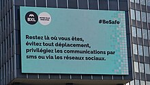 Digital billboard in Brussels. It reads, in French, "Stay where you are, avoid all movement, prioritise communications by text message or social media." Bruxelles 22 mars 2016 - panneau recommandations.jpg