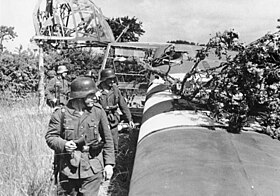 Немецкие солдаты 243-й пехотной дивизии возле приземлившегося планера