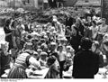 Bundesarchiv Bild 183-H1120-0601-007, Berlin-Tempelhof, Kinderspeisung.jpg