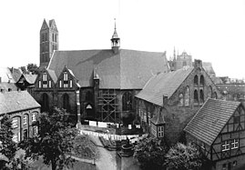 Im Hof der Heiligen-Geist-Kirche in Wismar, hier ein Bild von 1970, wurde die Abreise Hutters aus Wisborg gedreht.