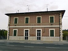 Vista lato strada del fabbricato viaggiatori.