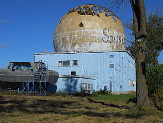 The abandoned radar building on Vanastra Road CFB Clinton Radome 2013.JPG