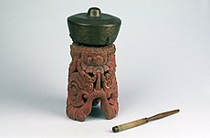 COLLECTIE TROPENMUSEUM Gong van messing met bijbehorend houten standaard en slagstok TMnr 1772-591a.jpg