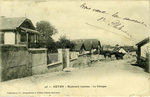 Carte postale ancienne, photographie du boulevard Laureau et de la clinique.