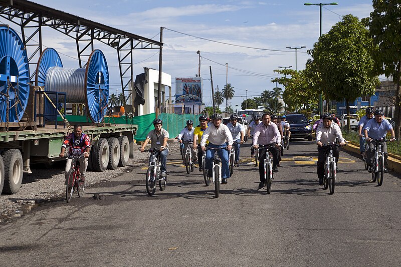 File:Canciller Ricardo Patiño arriba al Coca (8704218531).jpg