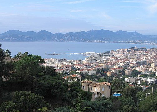 Vue sur l'Esterel, la baie et la ville de Cannes depuis Super-Cannes.